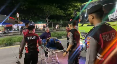 Anggota Polres Bangkalan Bantu Ibu Melahirkan dalam Truk saat Melintas Suramadu