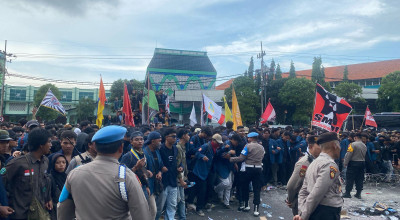 Demo di DPRD Jatim Ricuh, Mahasiswa Klaim 5 Rekan Hilang