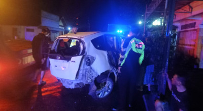 Tabrak Pohon, Pengemudi Honda Jazz di Tulungagung Tewas