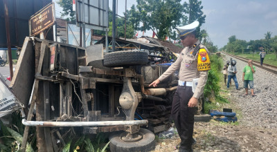Terobos Palang Pintu, Sopir Truk di Jember Tewas Dihantam KA Logawa