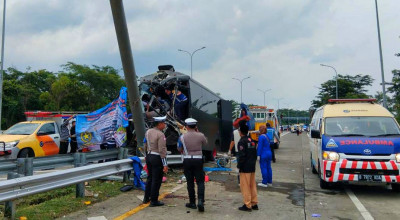 Bus Brimob Rombongan SMAN 1 Porong Sidoarjo Kecelakaan di Exit Tol Purwodadi
