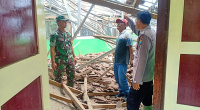 Atap Ruang Kelas SDN Curah Nongko 3 Jember Ambruk