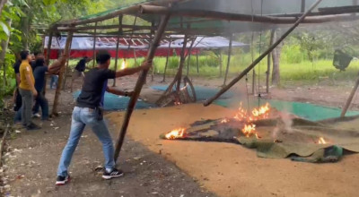 Diduga jadi Tempat Judi Sabung Ayam, Lahan Kosong di Bangkalan Dibakar Polisi
