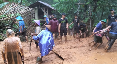 Tanah Longsor Terjang Rumah Warga di Arjosari Pacitan