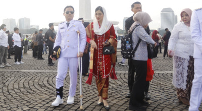 Mas Ipin Pakai Tongkat Kruk Dilantik jadi Bupati Trenggalek