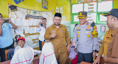 Kapolres dan Bupati Gresik Bagikan 175 Paket MBG pada Siswa SDN 71 Cerme