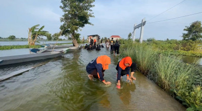 Pelajar Lamongan Gagas Aksi Bersihkan Jalan Ancam Keselamatan Pengendara