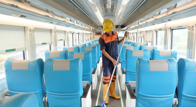 KA di Daop 9 Jember Dibersihkan Tim Khusus, mulai Interior hingga Eksterior