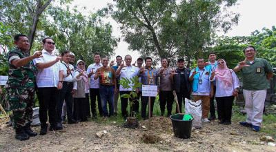 Peringati HPN 2025, PWI Gresik Tanam 400 Pohon di Kelurahan Ngargosari