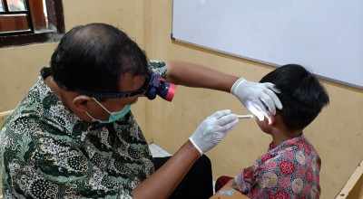 Peringati Hari Pendengaran Sedunia, Dokter THT Periksa Telinga Siswa Tulungagung