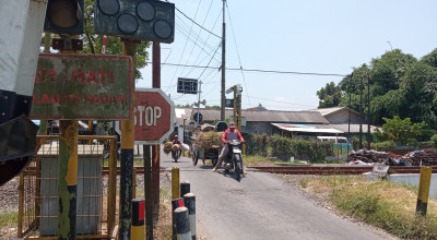 Awas! Perlintasan Kereta Api di Desa Jubung Sukorambi Jember Tanpa Penjaga