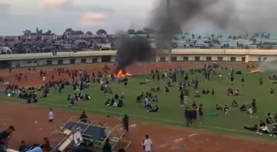 Laga Persela Lamongan Vs Persijap di Tuban Dihentikan, Suporter Bakar Gawang