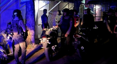 Razia Miras dan Prostitusi di Warung Karaoke Gresik, 6 Orang Diamankan