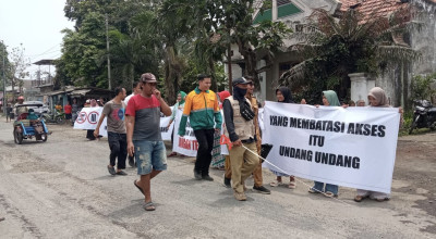 Emak-emak Puger Jember Kawal Rencana Perbaikan Jalan Rusak Akibat Truk Odol