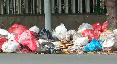 Tumpukan Sampah Hiasi Wajah Jember, Imbas Pengurangan Honorer DLH?