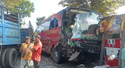 Truk Gandeng Tabrak Bus di Jember, 3 Orang Dilarikan ke Rumah Sakit