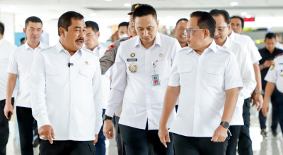 Pj Gubernur Jatim dan Menteri Imigrasi Tinjau Uji Coba Autogate di Juanda