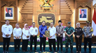 Pj Gubernur Jatim Serahkan SK Perpanjangan Pj Bupati Sampang