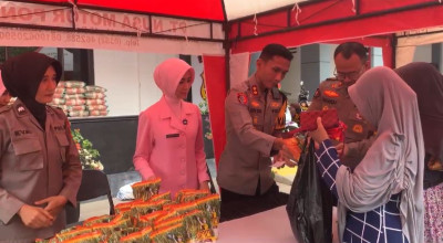 Polres Ponorogo dan Bhayangkari Gelar Pasar Murah selama Ramadan