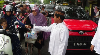 Sisihkan Uang Saku, Siswa SD di Bangkalan Bagi 1000 Takjil untuk Pengendara