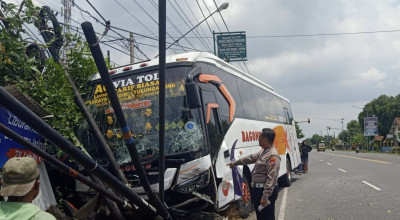 Bus Bagong Tabrak Mobil dan Tiang Listrik di Tulungagung
