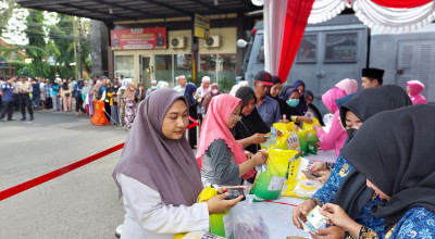 Bazar Murah Polres Lamongan Diserbu Emak-emak, Ludes dalam 2 Jam