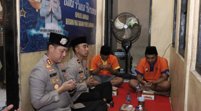 Momen Kehangatan Kapolres Lamongan Bukber Bareng Para Tahanan
