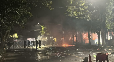 Demo Tolak UU TNI di Kediri Ricuh, Massa Lempar Molotov dan Kembang Api