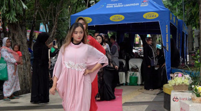 Ngabuburit, Emak-emak Lamongan Gelar Fashion Show di Trotoar