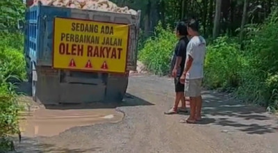 Warga Lamongan Swadaya Perbaiki Jalan Rusak Kedungpring - Mantup