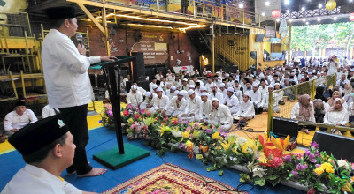 Adies Kadir Bagikan 10 Ribu Paket Sembako di Surabaya dan Sidoarjo