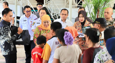 Gubernur Khofifah Bagikan 200 Paket Sembako ke Masyarakat Sekitar Grahadi