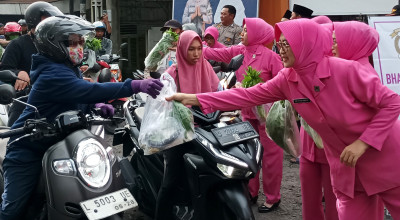 Unik, Polsek Cerme Bagi-bagiTakjil Berisi Lele dan Sayuran