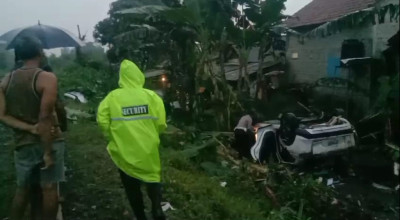 Mobil Tertabrak KA Singasari di Blitar, 1 Penumpang Tewas