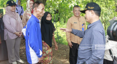 Lansia Penghuni Gubuk Reyot Bantaran Kali Madiun Berhasil Dipindah