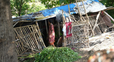 Lansia Penghuni Gubuk Reyot Bantaran Kali Madiun Menolak Diberi Tempat Layak