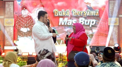 Utamakan Kepentingan Orang Banyak, Mas Dhito Beri Bantuan Ibu Tukang Pijat Ini