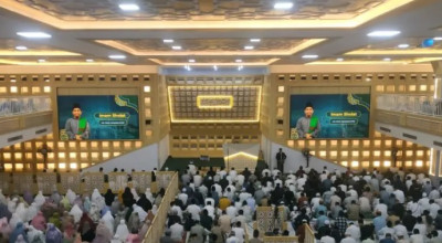 Ribuan Umat Muslim Jalankan Salat Idulfitri di Masjid Islamic Center Jatim