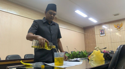 Komisi B DPRD Jember Turut Uji Volume dan Harga Minyakita di Pasaran