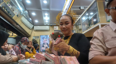 Tradisi Belanja Emas Jelang Lebaran di Lamongan, seperti Beli Kacang Goreng