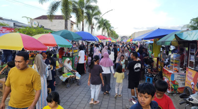 Warga Perumahan di Jember Jadikan Separuh Double Way Pasar Ramadan