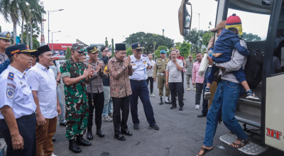 Gus Fawait Lepas Pemudik ke Madura, sekaligus Sambut yang Tiba di Jember