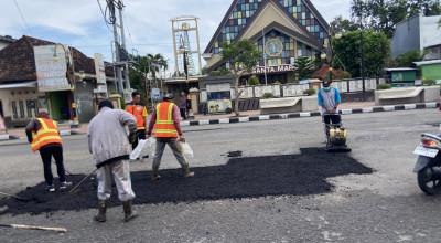 DPUPKP Ponorogo Perbaiki Jalan Berlubang, Fokus Berikan Rasa Aman untuk Pemudik