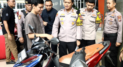 Indrajit Tersenyum usai Motornya yang Hilang Dikembalikan Polres Gresik