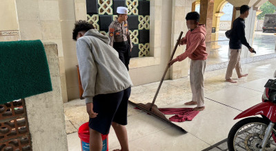 Polres Gresik Amankan 6 Remaja saat Hendak Tawuran, Dihukum Ngepel Masjid