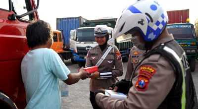 Polisi Tertibkan Jam Operasional Angkutan Barang di Gresik Sambil Bagi Takjil