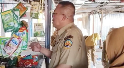 Petugas Temukan Produk Kadaluarsa saat Sidak Toko dan Pasar di Bangkalan