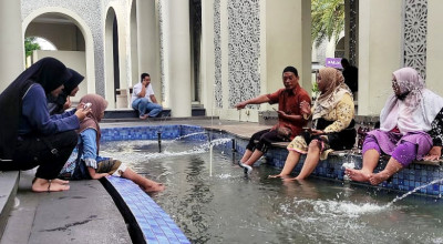 Ngabuburit sambil Terapi Ikan di Masjid KH Ahmad Dahlan Gresik