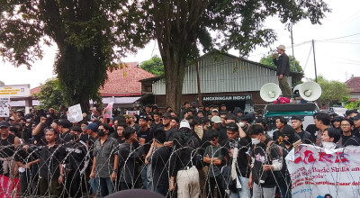 Mahasiswa Demo Tolak UU TNI di Gedung DPRD Jember, Singgung Partisipasi Publik