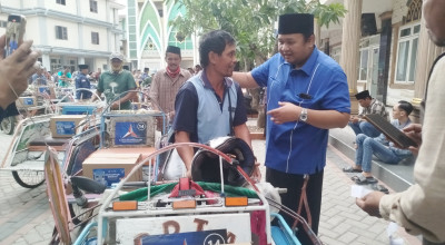 Jelang Lebaran, Ratusan Tukang Becak di Bangkalan Terima Bingkisan Sembako 